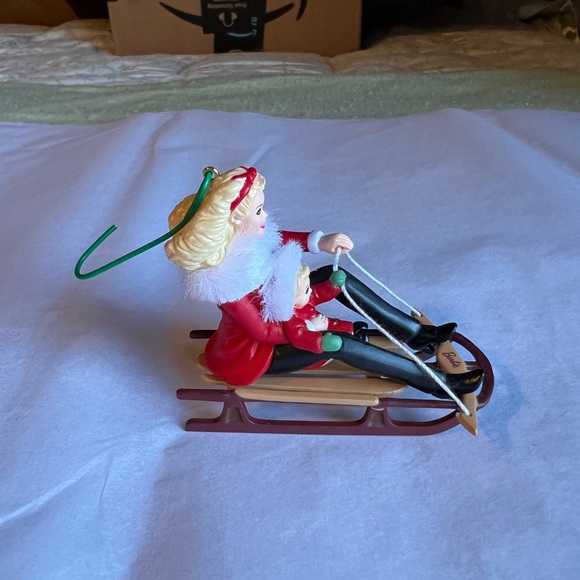 Hallmark Keepsake Ornament. Winter Fun with Barbie and Kelly. - Picture 7 of 11
